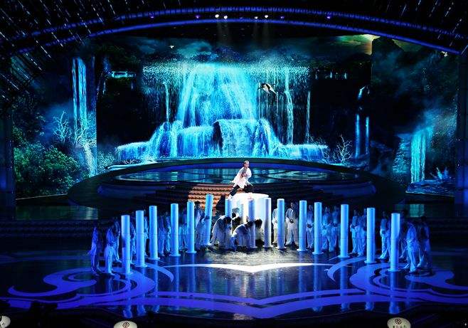 MOMO-LED:Perfect Combination of Stage LED Display Screen and Lighting，Fog film projection